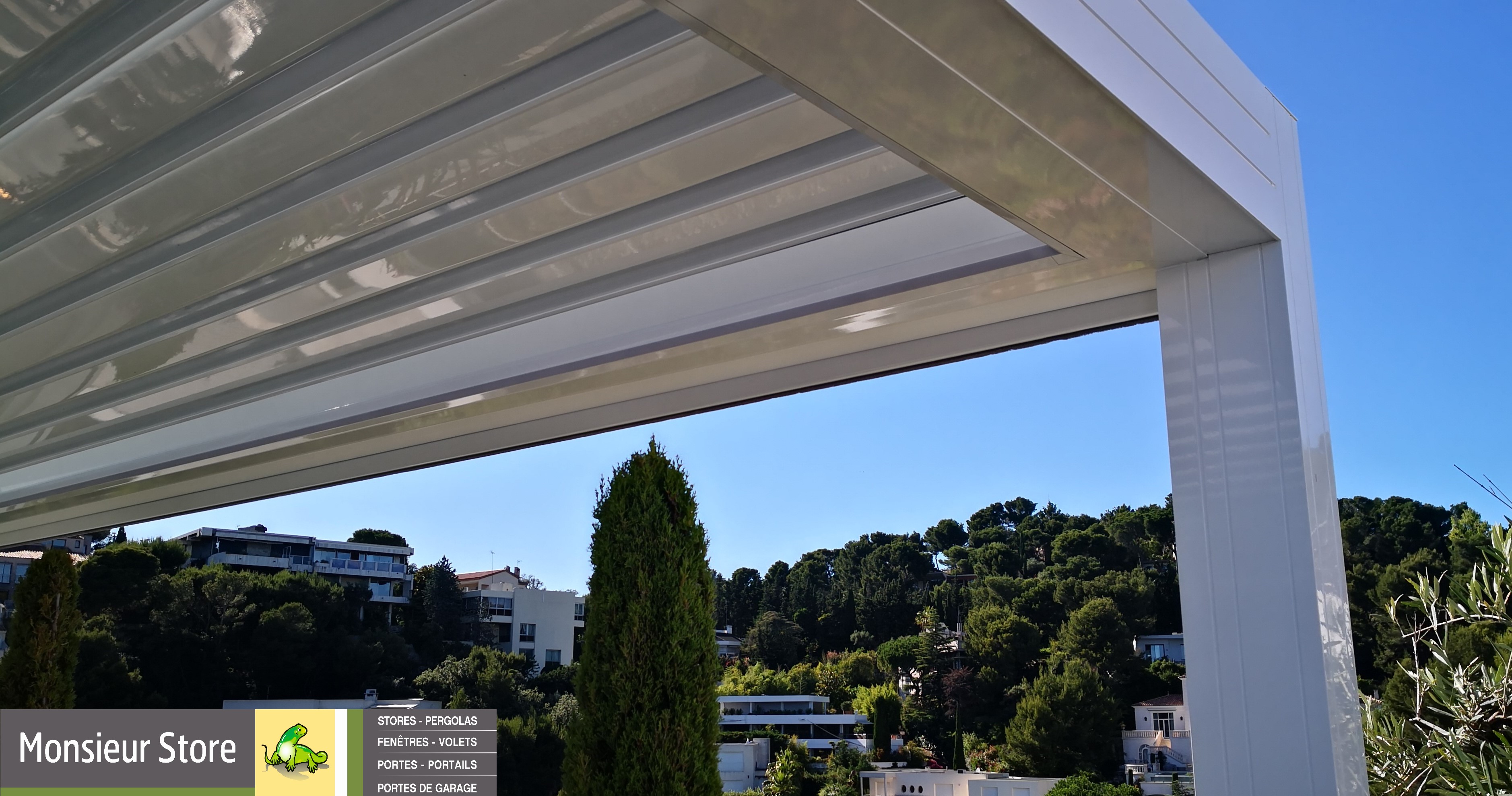 exemple d'angle de pergola bioclimatique avec structure en aluminium blanc, lames orientables résistantes au vent et a la chaleur et leds intégrées sur terrasse neuve par monsieur store Marseille